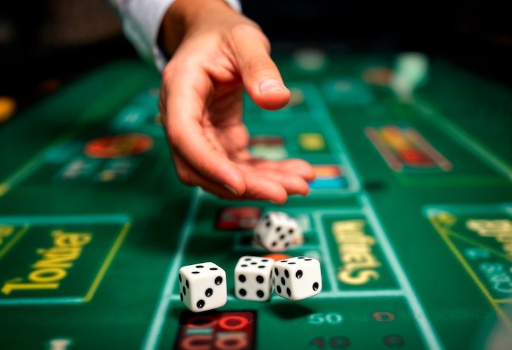 Roulette table with multilingual dealer